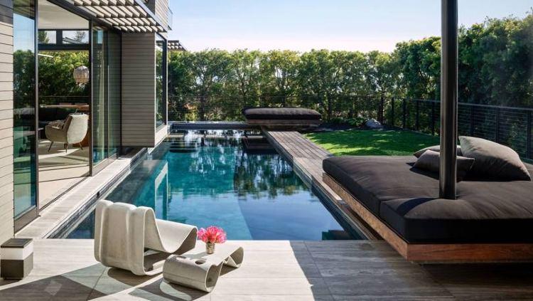 Kolam renang kecil di samping rumah Maria Sharapova. Copyright: Douglas Friedman/Architectural Digest