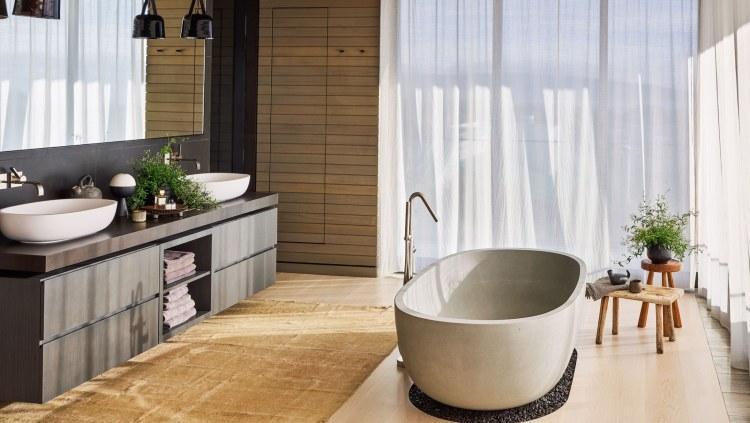 Area bathtub yang cantik dan didominasi kayu. Copyright: Douglas Friedman/Architectural Digest