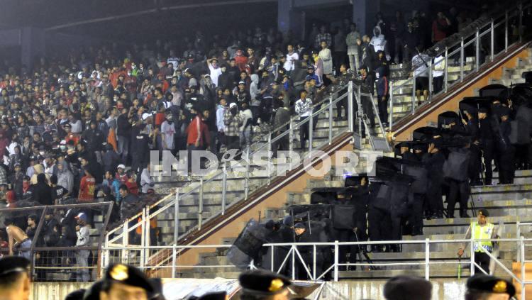 Kericuhan pecah saat leg pertama final Piala Polda Jateng antara PSIS Semarang melawan Persis Solo di Stadion Jatidiri, 4 Juli 2015. Copyright: Ronald Seger Prabowo/INDOSPORT