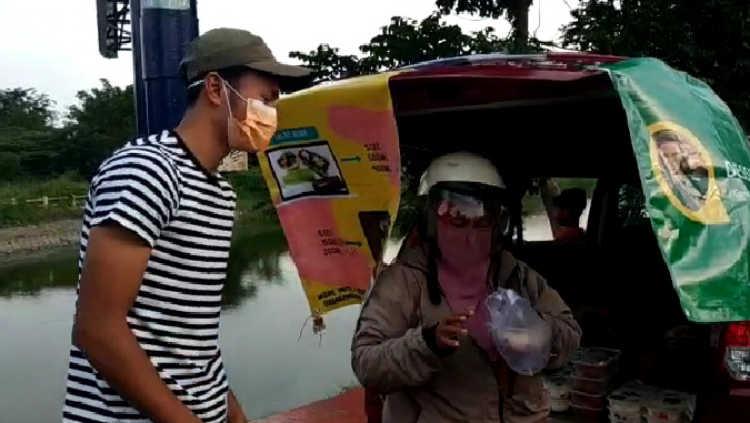 Pemain Persebaya, Koko Ari Araya saat menjajaki bisnis berjualan salad buah.