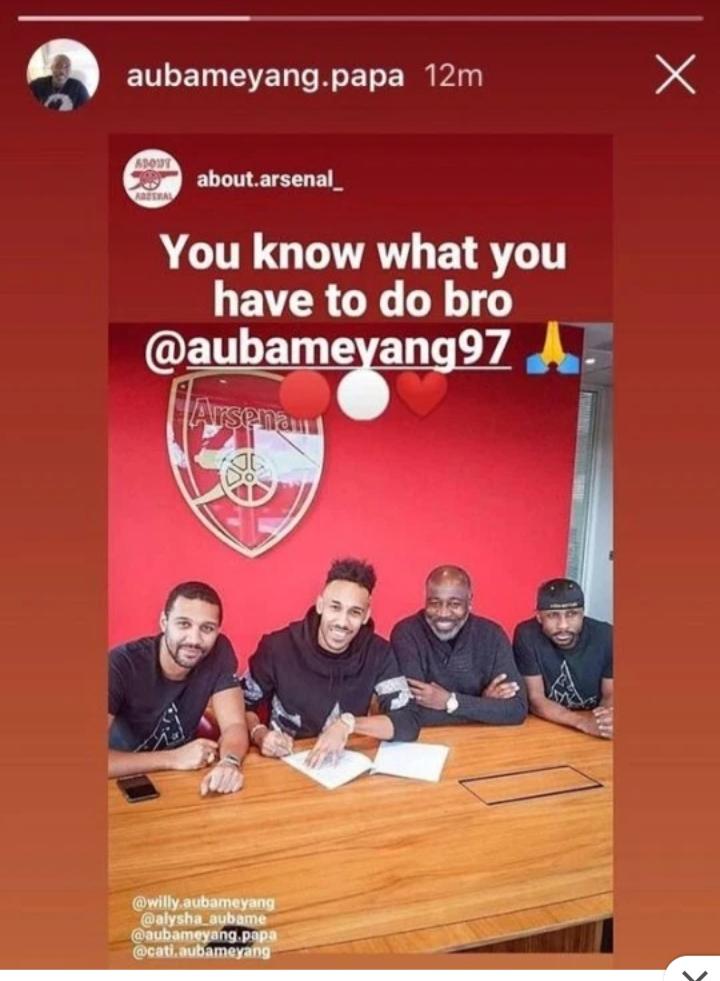 Pierre-Francois Aubameyang mengunggah foto saat putranya menandatangani kontrak pertama dengan Arsenal untuk memupuskan harapan Barcelona. Copyright: Instagram/Aubameyang.Papa