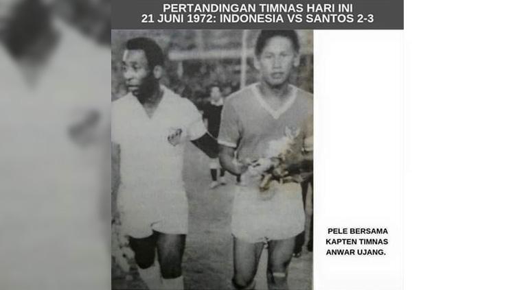 Anwar Ujang (kanan) bersama legenda Brasil dan Santos, Pele (kiri).