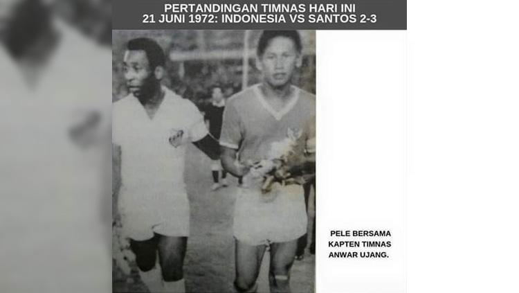 Anwar Ujang (kanan) bersama legenda Brasil dan Santos, Pele (kiri). - INDOSPORT
