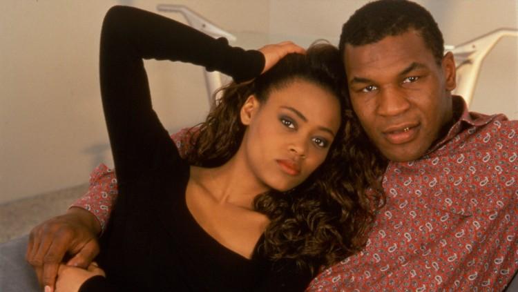 Mike Tyson bersama mantan istrinya, Robin Givens.