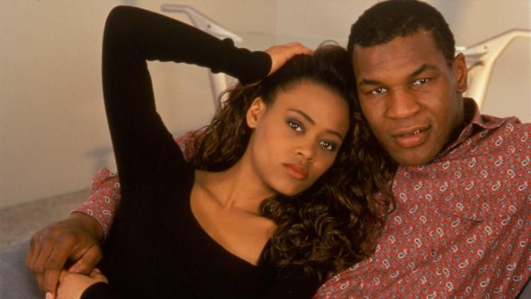 Mike Tyson bersama mantan istrinya, Robin Givens. - INDOSPORT