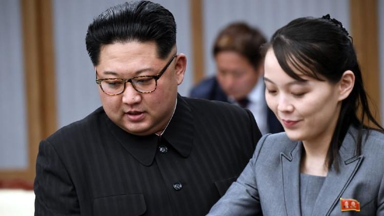 Kim Jong-un dan sang adik Kim Yo-jong. - INDOSPORT