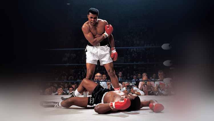 Petinju kelas berat Muhammad Ali usai meng-KO pada ronde pertama Sonny Liston di Arena St. Dominic (25/05/1995).