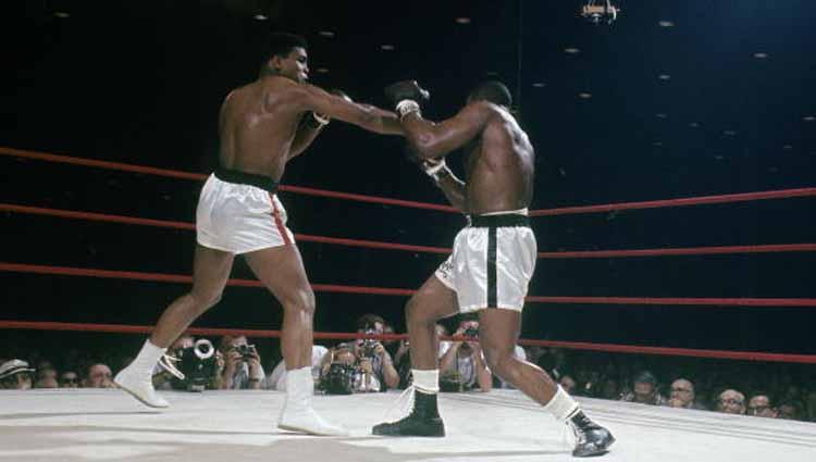 Petinju kelas berat Muhammad Ali melontarkan pukulan ke wajah Sonny Liston, yang kemudian disebut 'pukulan hantu' lantaran sang rival langsung terjatuh kendati disinyalir pukulan tidak begitu keras.