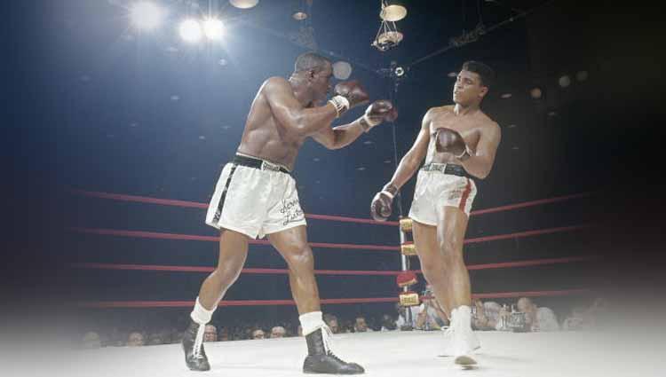Petinju kelas berat Muhammad Ali (kanan) vs Sonny Liston (kiri) dalam pertarungan Gelar Kelas Berat Dunia yang pertama (25/05/1994) di Convention Hall di Miami, Florida.