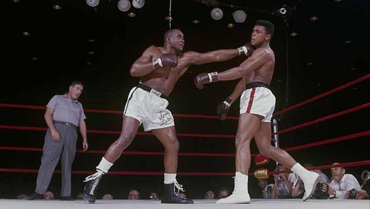 Petinju kelas berat Sonny Liston (kiri) melakukan pukulan keras ke wajah Muhammad Ali dalam pertarungan Gelar Kelas Berat Dunia pertama (25/05/1994)