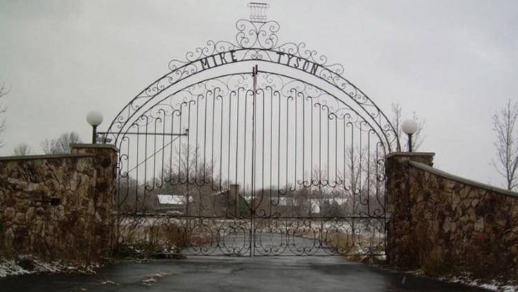 Bekas rumah Mike Tyson yang gerbangnya dihiasi nama sang petinju. Copyright: imgur/www.illicitohio.com