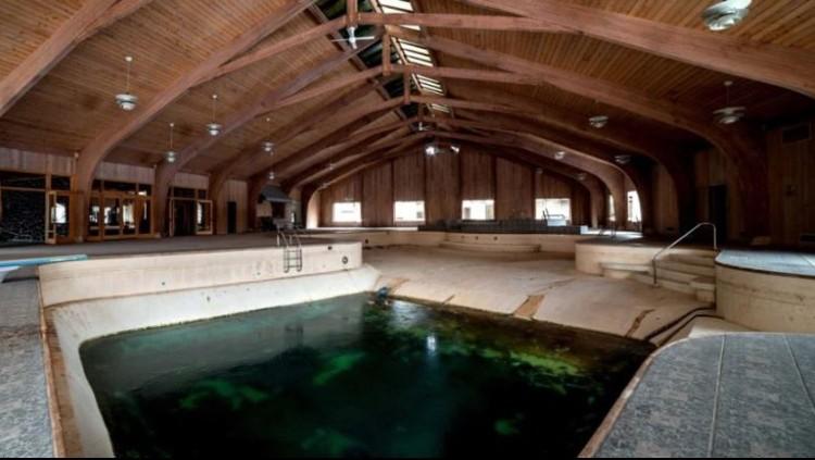 Bagian kolam renang indoor di bekas rumah Mike Tyson. Copyright: imgur/www.illicitohio.com