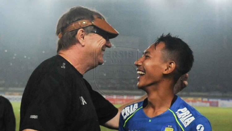Pelatih klub Liga 1 Persib Bandung Robert Rene Alberts (kiri) dan wonderkid Beckham Putra Nugraha (kanan). Copyright: persib.co.id
