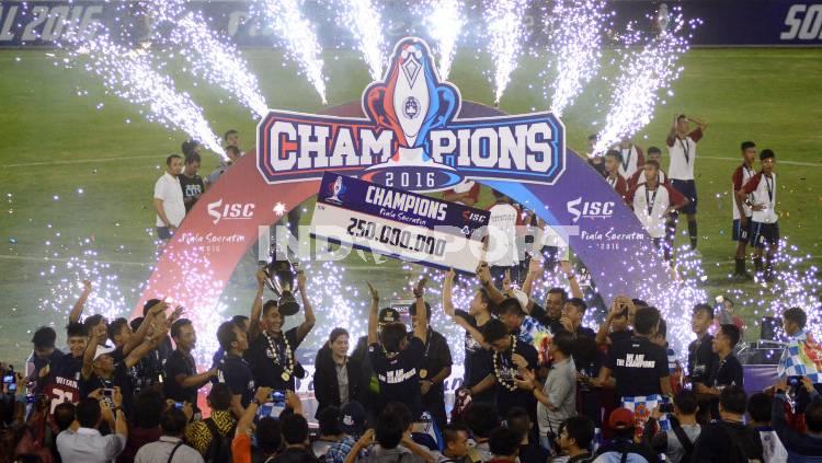 Persab Brebes Jr merayakan gelar juara Piala Soeratin 2016. - INDOSPORT