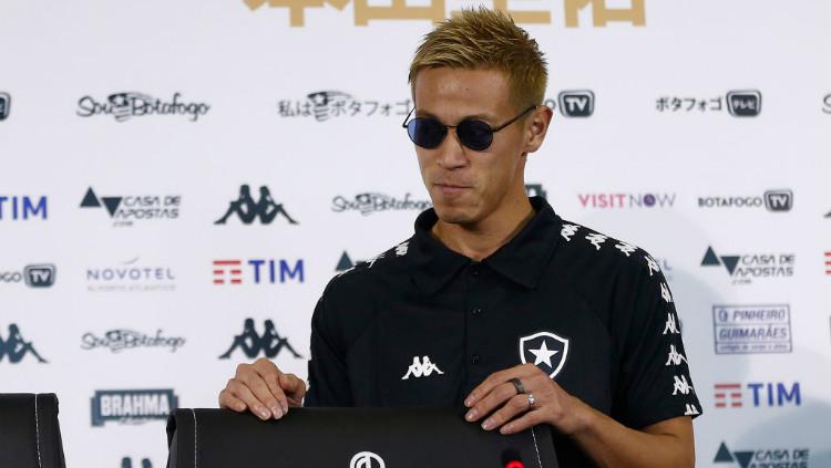 Sukses antarkan timnas Kamboja pimpin klasemen sementara Grup A dan kangkangi Indonesia di ajang SEA Games 2023, ‘gaya ngeseleb’ Keisuke Honda jadi sorotan.