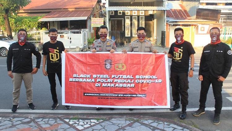 Aksi kemanusiaan Black Steel FC di Kota Makassar. - INDOSPORT