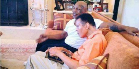 Legenda tinju Mike Tyson dan Muhammad Ali tampak membaca Alquran bersama. Copyright: Internet