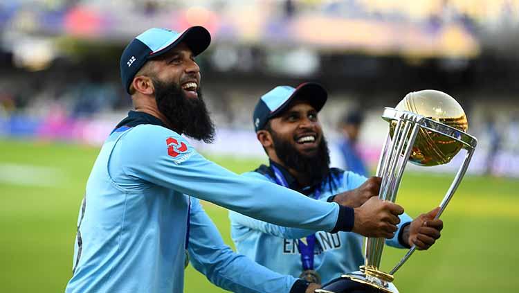 Atlet kriket asal Inggris beragama Islam, Moeen Ali dan Adil Rashid, menolak menenggak minuman keras (miras) saat merayakan gelar Piala Dunia Kriket. - INDOSPORT