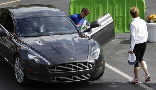 Andy Murray mengendarai mobil Aston Martin. Copyright: http://www.sportune.fr/