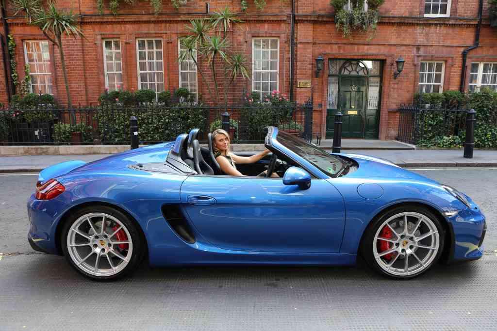 Maria Sharapova dan mobil Porsche birunya. Copyright: http://www.motrface.com/