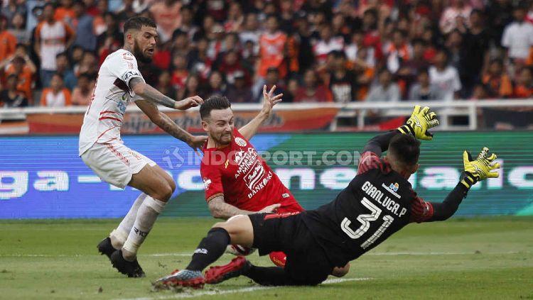 Kiper Borneo FC, Gianluca Pandeynuwu saat beraksi dalam partai lawan Persija Jakarta.