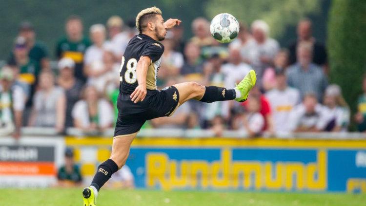 Winger milik klub Ligue 1 Prancis, Angers SCO, bernama Farid El Melali melakukan aksi tak senonoh dengan bermasturbasi di depan publik.