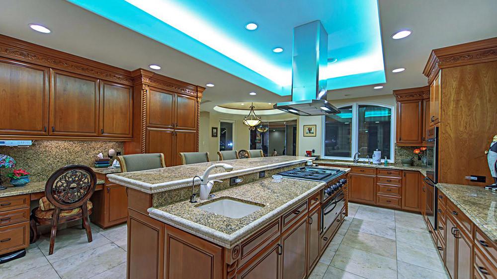 Dapur menawarkan fasilitas modern. Copyright: Luxury Homes of Las Vegas