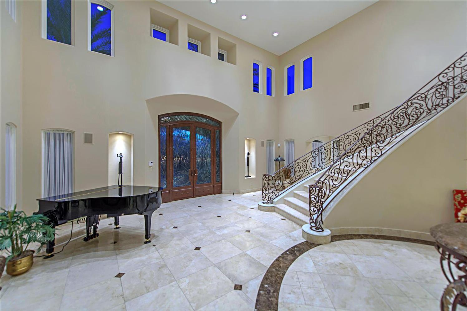 Pintu masuk yang mewah dengan lantai marmer yang menakjubkan. Copyright: Luxury Homes of Las Vegas