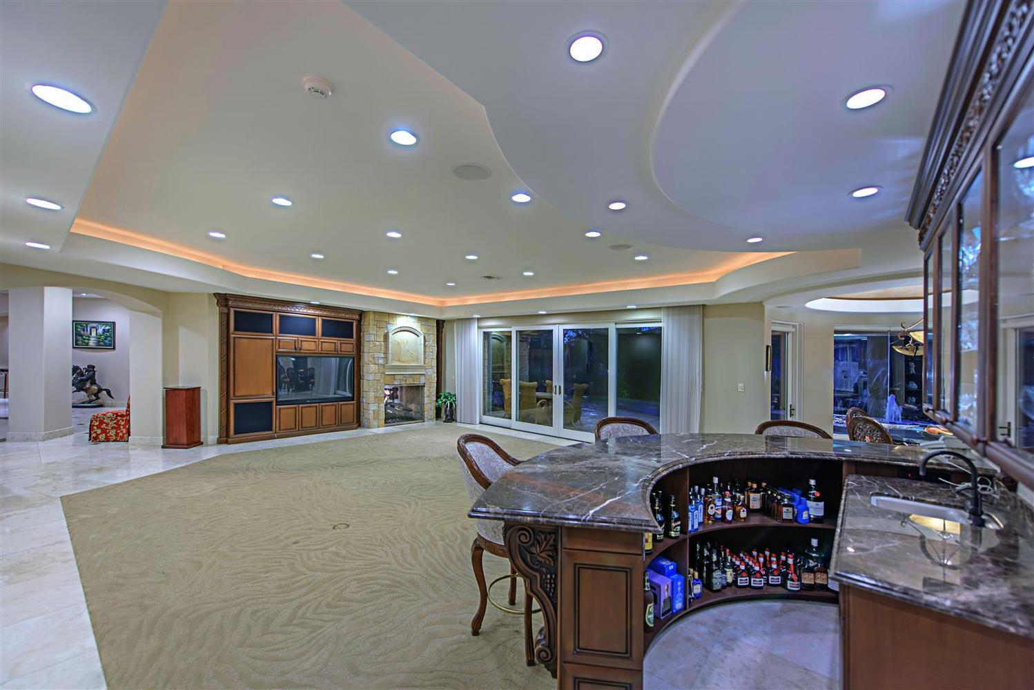 Tersedia bar yang penuh untuk menghibur para tamu. Copyright: Luxury Homes of Las Vegas