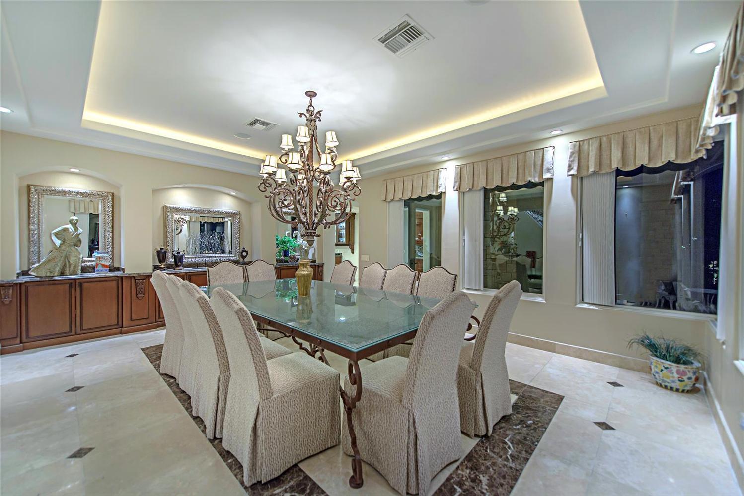 Ruang tempat makan bersama ini sangat menyenangkan. Copyright: Luxury Homes of Las Vegas