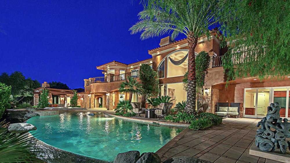 Kolam renang bergaya resor adalah bagian dari rumah utama. Copyright: Luxury Homes of Las Vegas