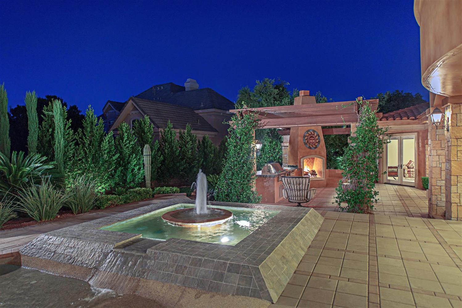 Perapian luar adalah salah satu dari tempat yang sangat indah. Copyright: Luxury Homes of Las Vegas
