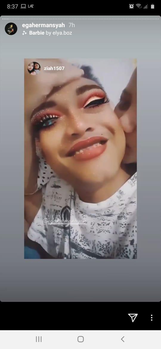 Sang istri berbincang dengan Kurnia Meiga di hari ulang tahun. Copyright: Instagram @ziah1507