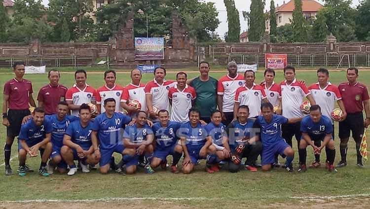 Mbog Nyetam Jeremy (berdiri ke enam dari kanan) bersama tim Gelora Dewata saat laga reuni melawan PWI Bali di Stadion Ngurah Rai, Denpasar, 8 Februari 2020 lalu. - INDOSPORT