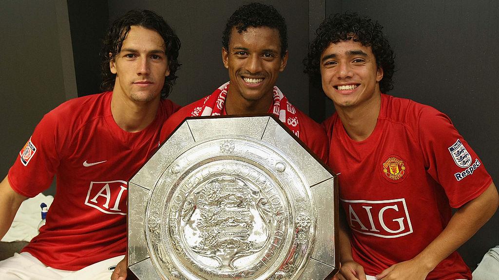 Rodrigo Possebon (kiri) berpose dengan Luis Nani dan Rafael Da Silva Copyright: John Peters/Manchester United via Getty Images
