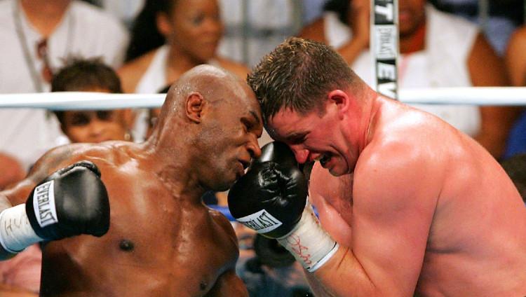 Mike Tyson vs Kevin McBride dalam pertandingan tinju. - INDOSPORT