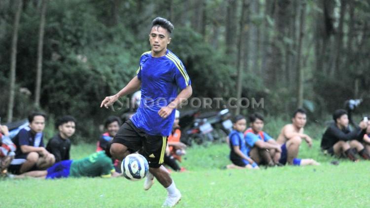 Winger pinjaman MU, Gufroni Al Maruf, merumput di tengah pandemi corona.