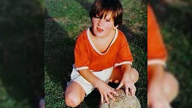 Lionel Messi lahir pada 24 Juni 1987 di Rosario, Argentina. Sejak usia 4 tahun, ia sudah dimasukkan ke klub sepak bola lokal oleh orangtuanya.