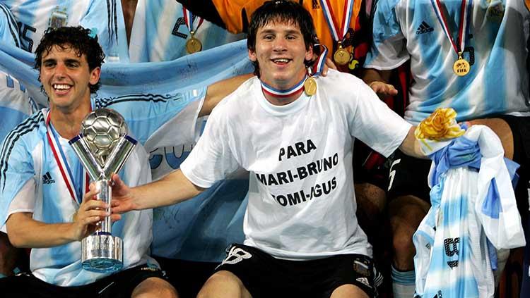 Di level timnas, Lionel Messi kurang beruntung. Ia memang pernah membawa Argentina kampiun Piala Dunia U-20 pada 2005 dan meraih medali emas Olimpiade 2008. Akan tetapi, ia belum pernah meraih juara apapun di level Timnas senior.
