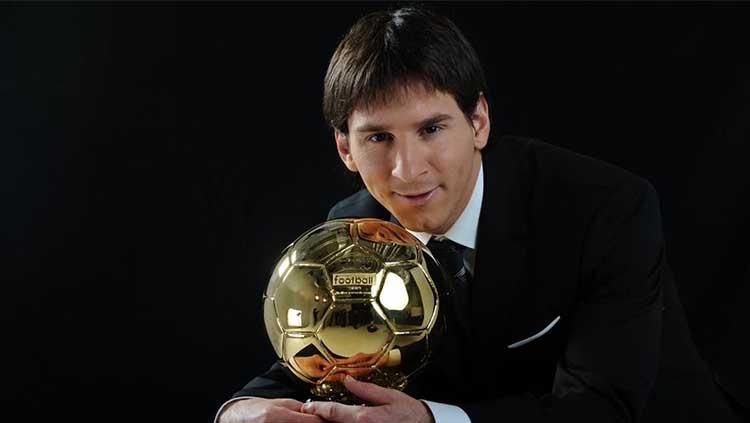 Tak cuma itu, Lionel Messi pun merasakan trofi individu Ballon d'Or. Kerap dibandingkan dengan Cristiano Ronaldo, ia telah meraih penghargaan prestisius itu sebanyak 6 kali: 2009, 2010, 2011, 2012, 2015, dan 2019.