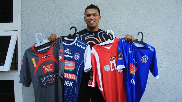 Yanuar Tri Firmanda menunjukkan Jersey yang akan dilelang oleh Dokjreng FC.