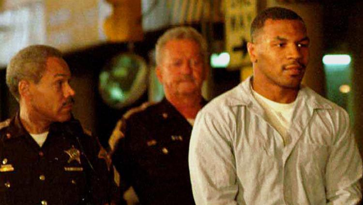 Legenda tinju Mike Tyson saat ditangkap pihak kepolisian Amerika Serikat. Copyright: Michael Brennan/Getty Images