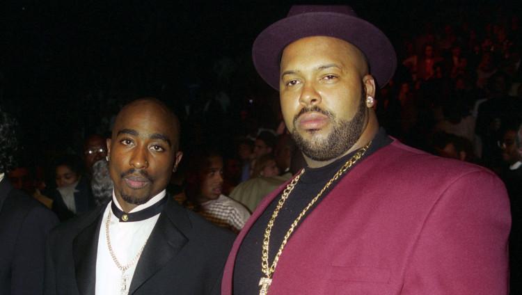Rapper (alm) Tupac Shakur dengan Mario Suge Knight saat menonton pertandingan Mike Tyson. Copyright: Jeff Kravitz/FilmMagic via Getty Images