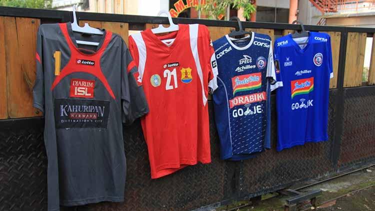 Sejumlah pesepakbola asal Malang berharap mendapatkan manfaat tinggi secara sosial, melalui acara lelang Jersey digelar Dokjreng FC untuk lawan virus corona. - INDOSPORT