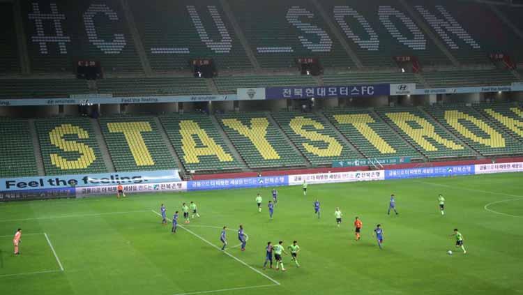 Pesan haru tertulis di tribun stadion saat laga Liga Korea Selatan kembali digelar Copyright: news.sky.com