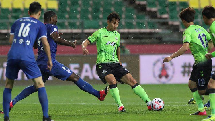 Lee Dong-Gook di laga K-League antara Jeonbuk Hyundai Motors vs Suwon Samsung Bluewings. Copyright: Han Myung-Gu/Getty Images