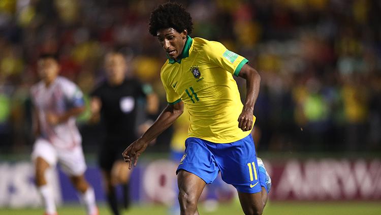 AC Milan siap perang terbuka dengan Barcelona dan Liverpool demi mendapat jasa wonderkid Brasil Talles Magno, yang saat ini berseragam Vasco da Gama.