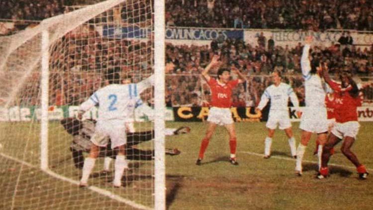 Momen mantan pemain Persija dan Gelora Dewata, Vata Matanu Garcia, saat membobol gawang Olympique Marseille kala memperkuat Benfica di semifinal Liga Champions 1989/1990.
