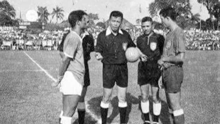 Kapten PSMS Soecipto Soentoro bersama kapten PSM Makassar di Kejurnas PSSI 1969 silam.