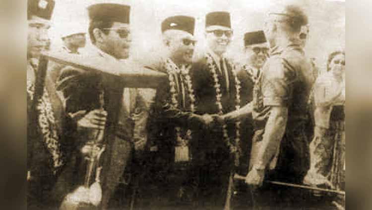 Pelatih PSMS, Yusuf Siregar, bersalaman dengan Bukit Barisan saat itu, Sarwo Edhie Wibowo (mertua Presiden SBY), usai pulang menjuarai Agha Khan Gold Cup 1967. Copyright: Dok. pemerhati PSMS Medan, Indra Efendi